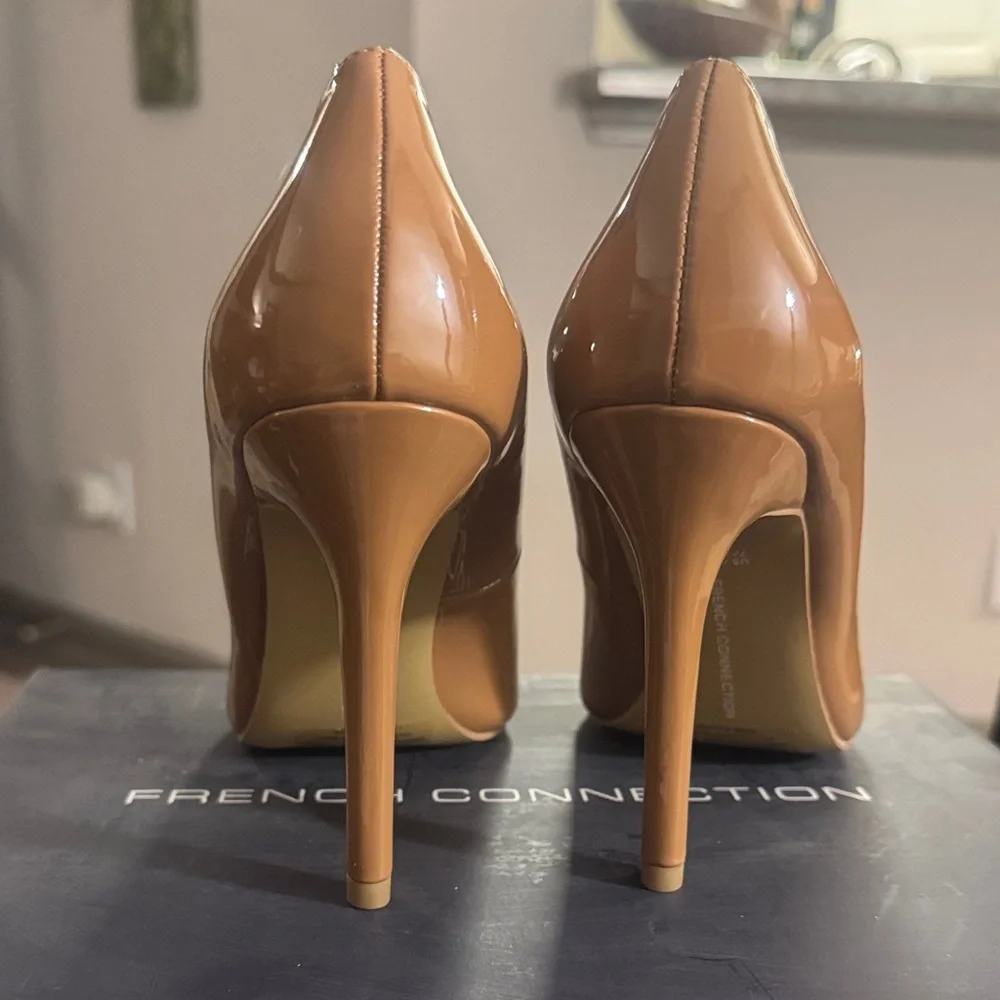 🔥NEW French Connection Patent Faux Leather Pointed Toe Pumps Size 7/EU 37.5🔥